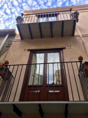 Отель La casa Accanto  Кастельбуоно
